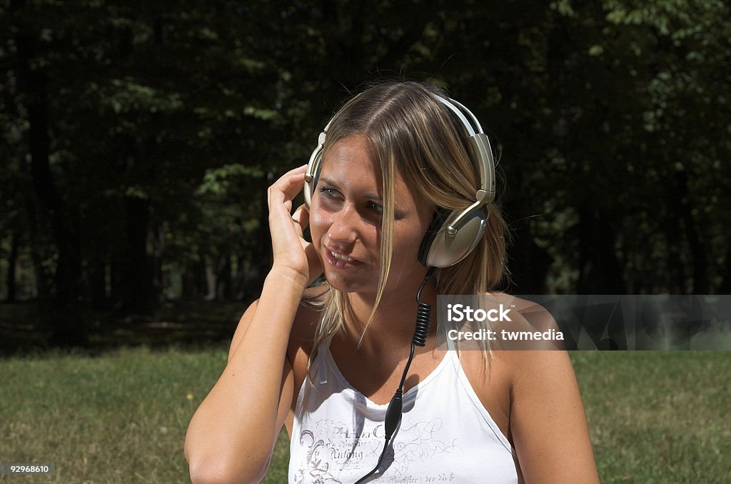 Femme écoutant de la musique en plein air - Photo de 25-29 ans libre de droits