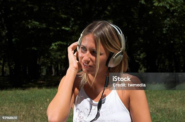 Photo libre de droit de Femme Écoutant De La Musique En Plein Air banque d'images et plus d'images libres de droit de 25-29 ans - 25-29 ans, Activité, Activité de loisirs