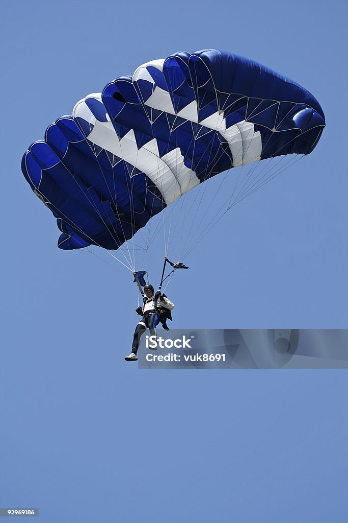 Parachutist в воздухе - Стоковые фото Парапланеризм роялти-фри