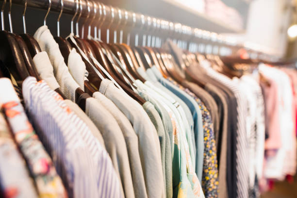 vêtements sur cintre à la boutique boutique tendance - clothing closet hanger dress photos et images de collection