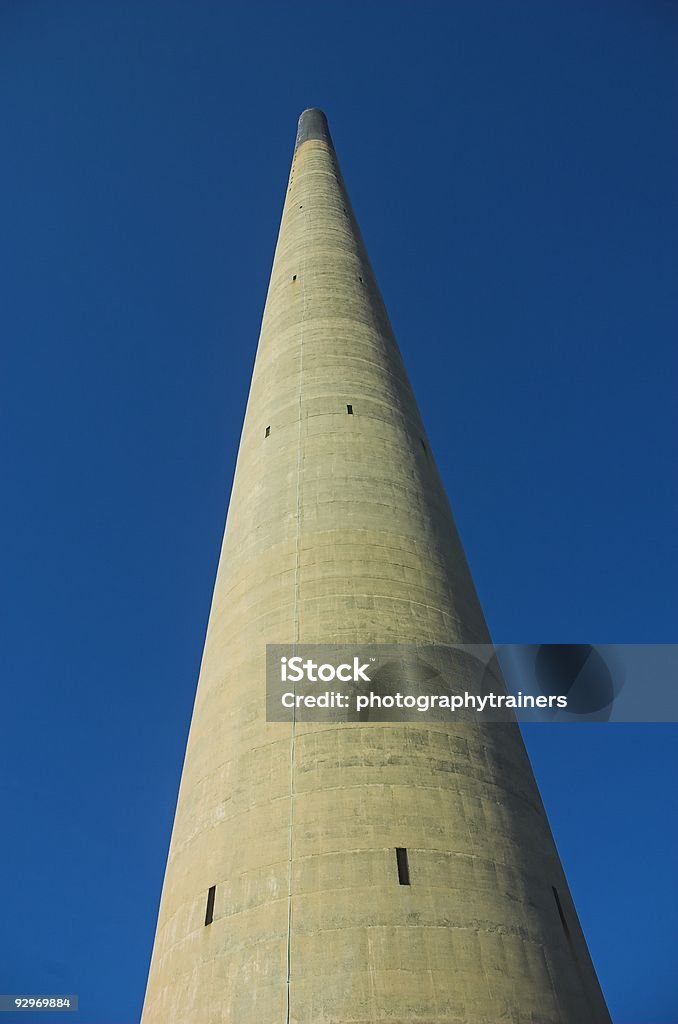 La chimenea industrial - Foto de stock de Alto - Descripción física libre de derechos