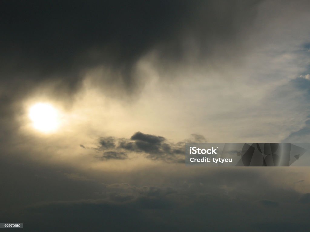 Między Burza chmury Słońce - Zbiór zdjęć royalty-free (Ciemny)