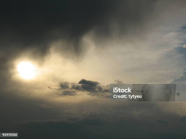 Między Burza Chmury Słońce - zdjęcia stockowe i więcej obrazów Ciemny - Ciemny, Pochmurny, Promień słońca