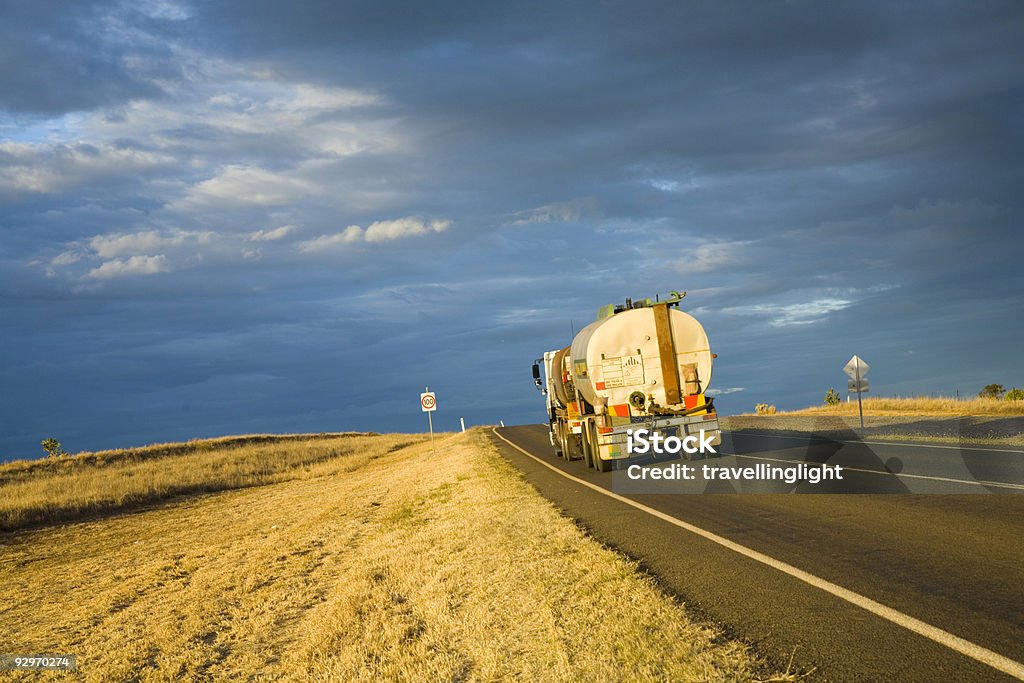 Camião-Cisterna de combustível na Estrada no Deserto australiano Austrália - Royalty-free Estrada Foto de stock