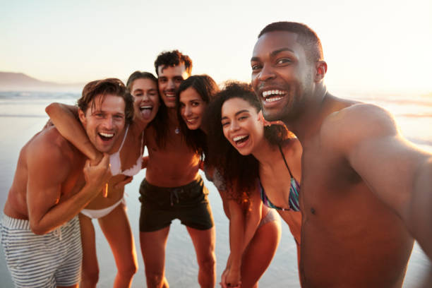 grupo de amigos posando para selfie juntos en vacaciones en la playa - swimming trunks bikini swimwear red fotografías e imágenes de stock