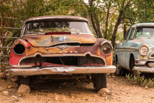 zardzewiały porzucony samochód na historycznej trasie 66, arizona, usa . - gas station old old fashioned 1930s style zdjęcia i obrazy z banku zdjęć