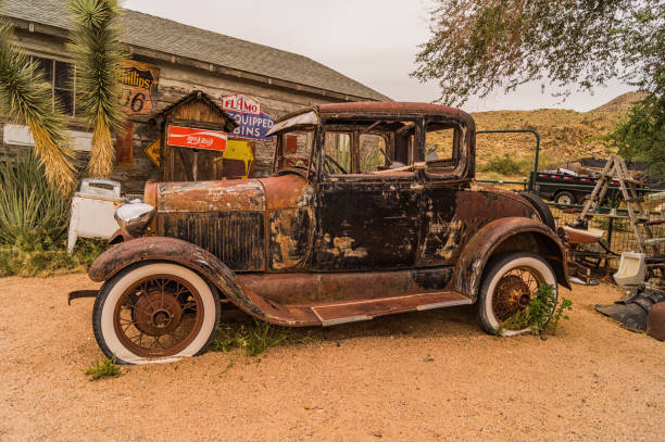 zardzewiały porzucony samochód na historycznej trasie 66, arizona, usa . - gas station old old fashioned 1930s style zdjęcia i obrazy z banku zdjęć