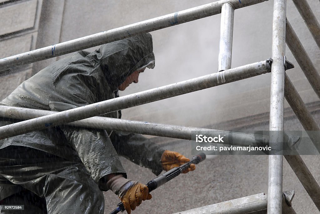 Homem Lavando fachada do edifício - Foto de stock de Fachada royalty-free