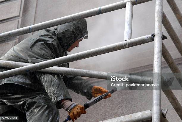 Foto de Homem Lavando Fachada Do Edifício e mais fotos de stock de Fachada - Fachada, Lavar, Ocupação