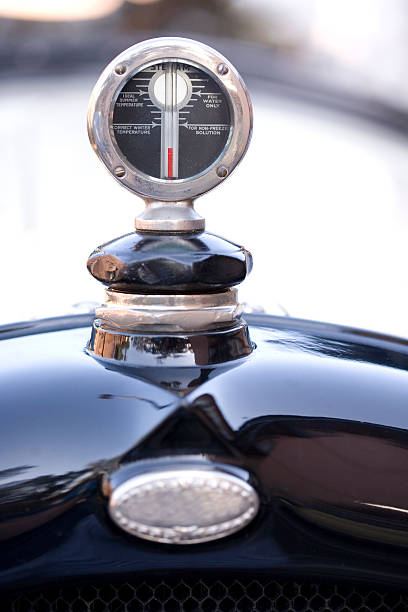 distintivo del capó de radiador - hood ornament fotografías e imágenes de stock