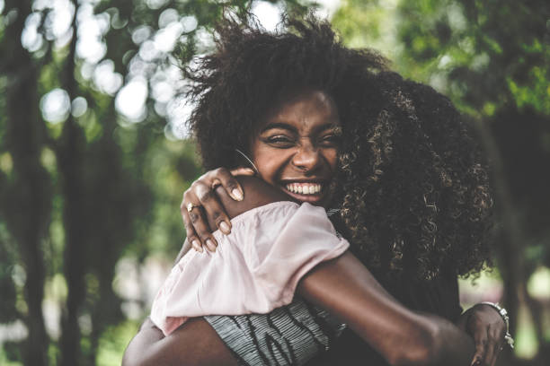 copines embrassant - reconciliation photos et images de collection