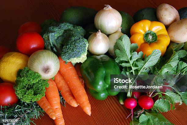 Produtos Hortícolas Na Época - Fotografias de stock e mais imagens de Pirâmide de Comida - Pirâmide de Comida, Amarelo, Cor verde