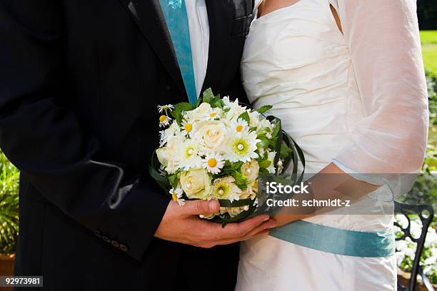 Pareja De Boda Con Ramo De Bodas Foto de stock y más banco de imágenes de Blanco - Color - Blanco - Color, Boda, Buqué