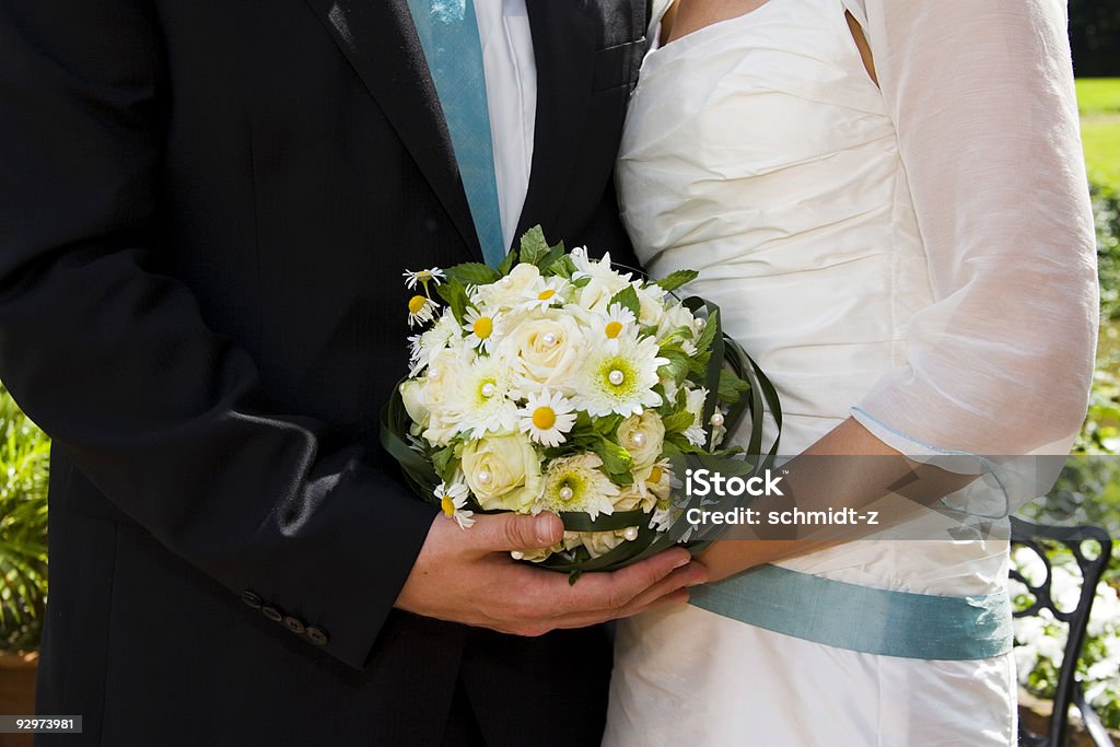 couple de mariage avec bouquet de mariage - Photo de Blanc libre de droits