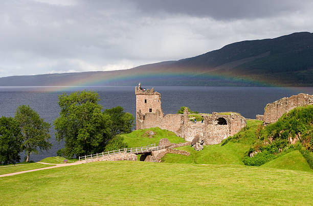 loch ness-castillo de urquhart con rainbow - loch ness fotografías e imágenes de stock