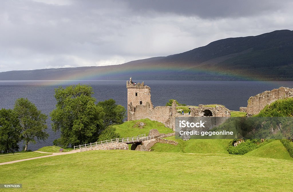 Loch Ness e Castelo de Urquhart com arco-íris - Foto de stock de Castelo Urquhart royalty-free