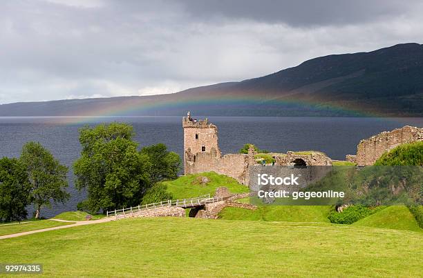 Foto de Loch Ness E Castelo De Urquhart Com Arcoíris e mais fotos de stock de Castelo Urquhart - Castelo Urquhart, Loch Ness, Arco-íris