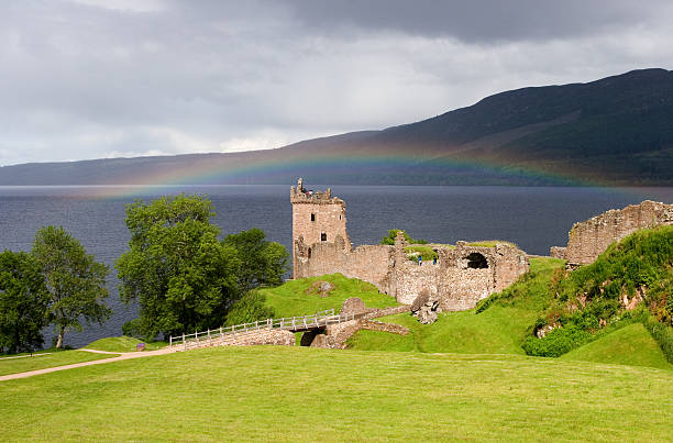 лох-несс-urquhart замок с rainbow - inverness area стоковые фото и изображения
