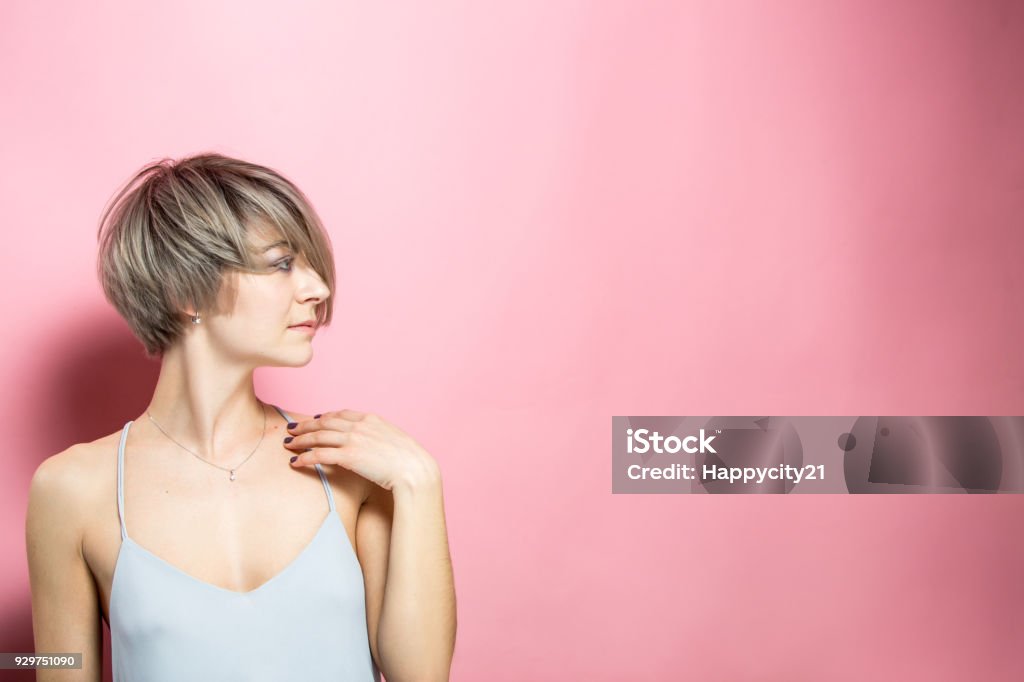 Schöne Frau mit kurzen Haaren und Sommerkleid - Lizenzfrei Pixie-Haarschnitt Stock-Foto