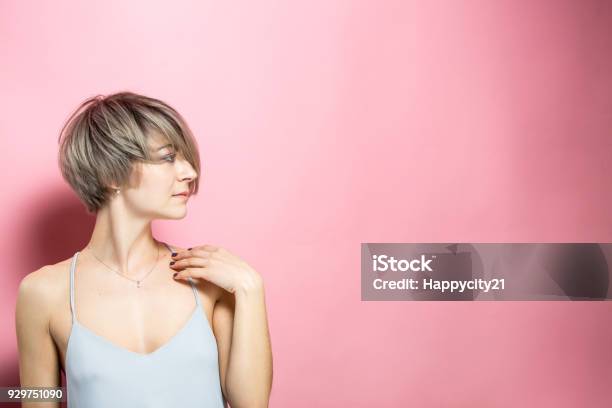 Schöne Frau Mit Kurzen Haaren Und Sommerkleid Stockfoto und mehr Bilder von Pixie-Haarschnitt - Pixie-Haarschnitt, Bob-Frisur, Frauen