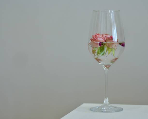 istock Roses in the glass 929754502