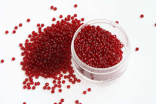 rojo de microesferas - glass bead fotografías e imágenes de stock