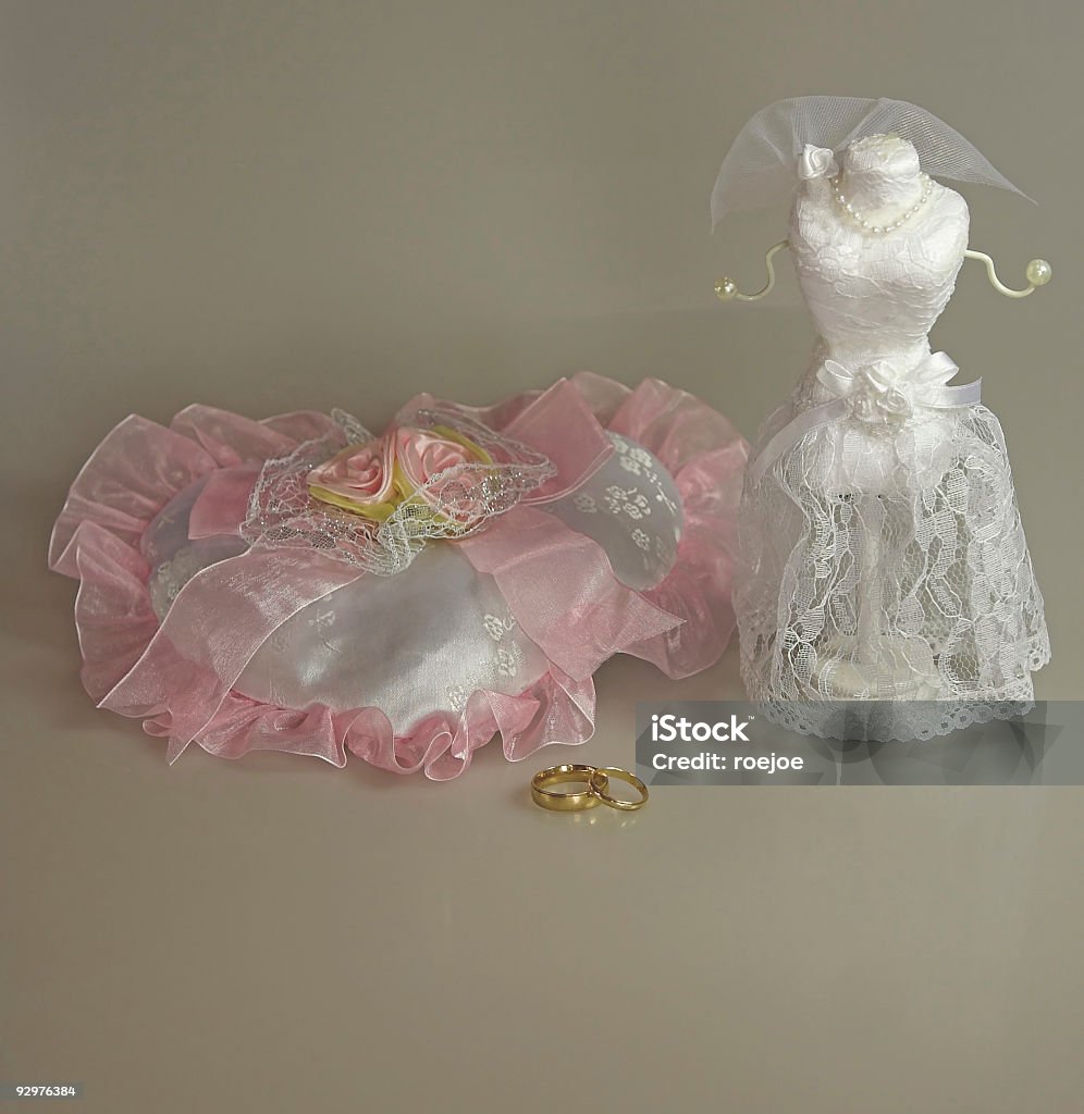 Vestido de casamento e Alianças de ouro sobre Fundo Neutro - Royalty-free Almofada - Roupa de Cama Foto de stock