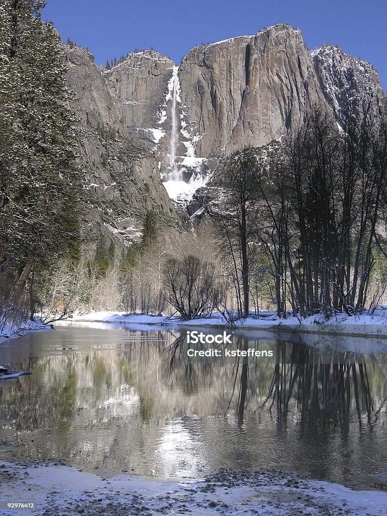 Cascadas de Yosemite reflejo en invierno-Yosemite National Park, California - Foto de stock de Agua libre de derechos