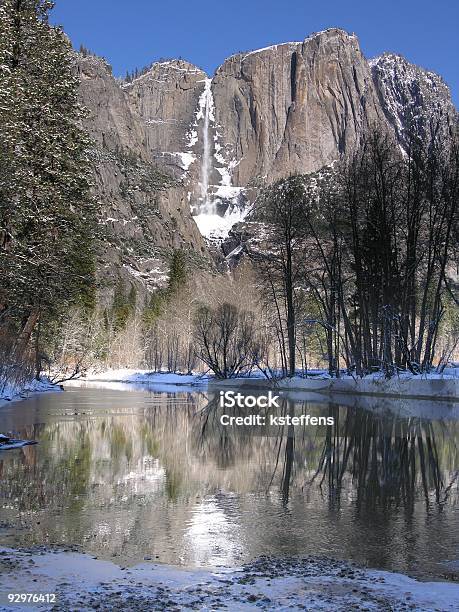 Cascadas De Yosemite Reflejo En Inviernoyosemite National Park California Foto de stock y más banco de imágenes de Agua