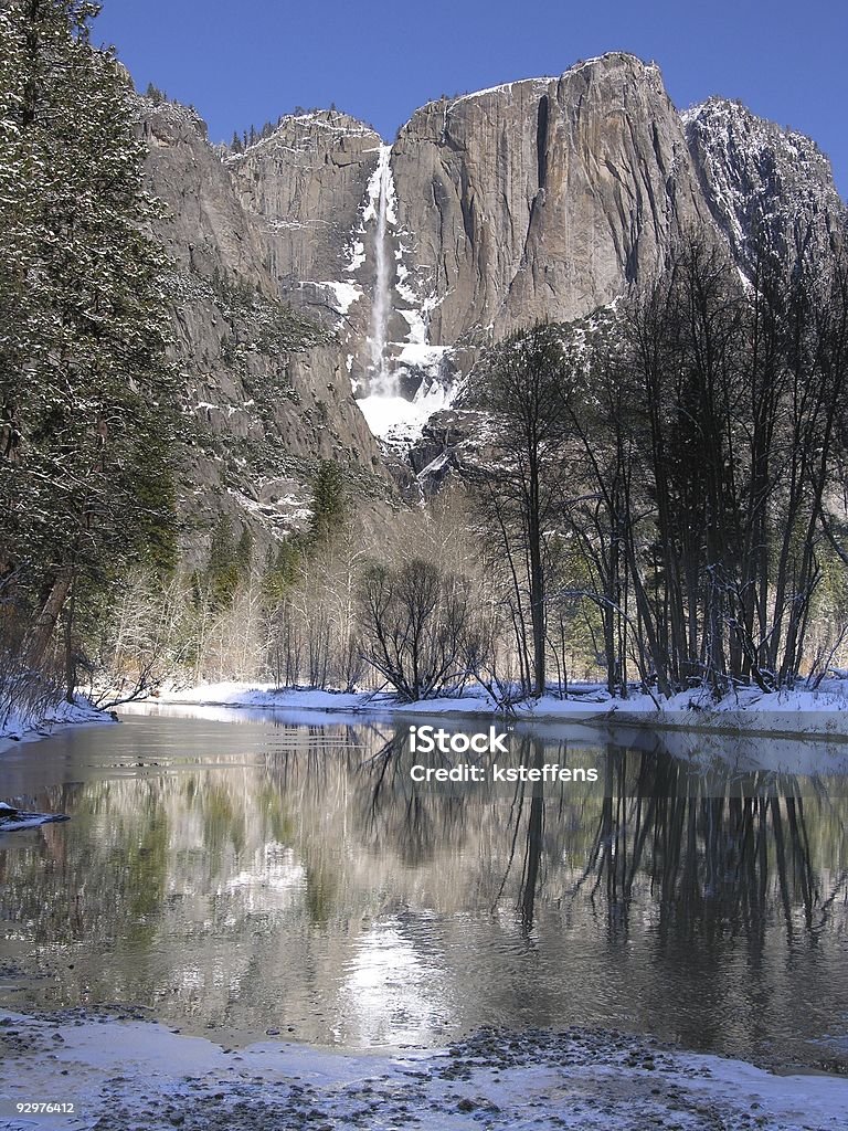 Йосемитский водопад отражение в зимний-Йосемитский национальный парк, штат Калифорния - Стоковые фото Альпинизм роялти-фри
