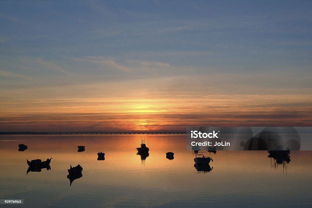 Bateaux de coucher de soleil sur la mer calme - Photo de Amour libre de droits