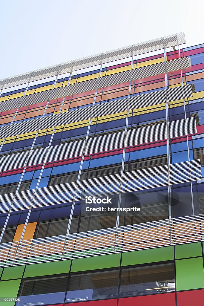 Здание цветными вставками - Стоковые фото Вертикальный роялти-фри