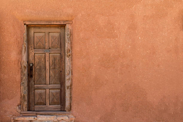 porta in legno rustico su adobe building wall - southwest usa house residential structure adobe foto e immagini stock