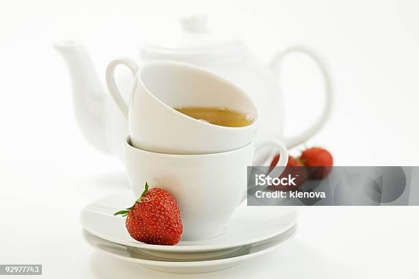 Herbata Czas Whith Strawberry - zdjęcia stockowe i więcej obrazów Bez ludzi - Bez ludzi, Biały, Czajnik do herbaty - Naczynia stołowe