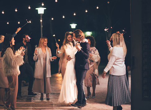 Esposa feliz y el novio bailando en la noche de la boda al aire libre recepción photo