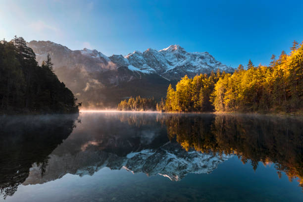 ツークシュピッツェと秋 - ガルミッシュ ・ パルテンキルヒェン, ババリアで eibsee - zugspitze mountain 写真 ストックフォトと画像