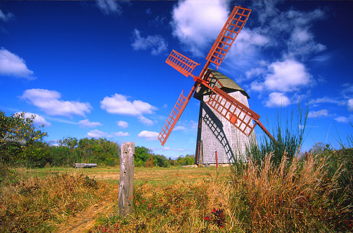 Built in 1746 by nathan wilbur, a nantucket sailor who had spent time in holland, the old mill is the oldest functioning mill in the country. it was built in 1746 with salvaged oak that washed up on shore from shipwrecks and after many owners, eventually came to belong to the nantucket historical society.