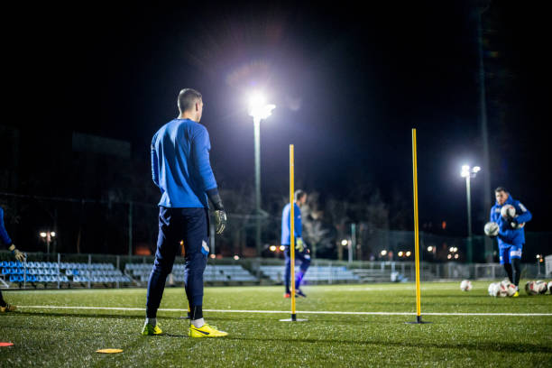 вратарь практикующих на футбол подготовки - goalie soccer soccer player teenage boys стоковые фото и изображения