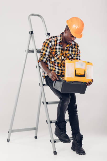 travailleur africain-américain avec la boîte à outils - black ladder white staircase photos et images de collection