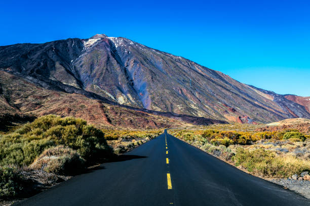 schneebedeckten vulkan el teide national park, teneriffa, spanien - pico de teide stock-fotos und bilder