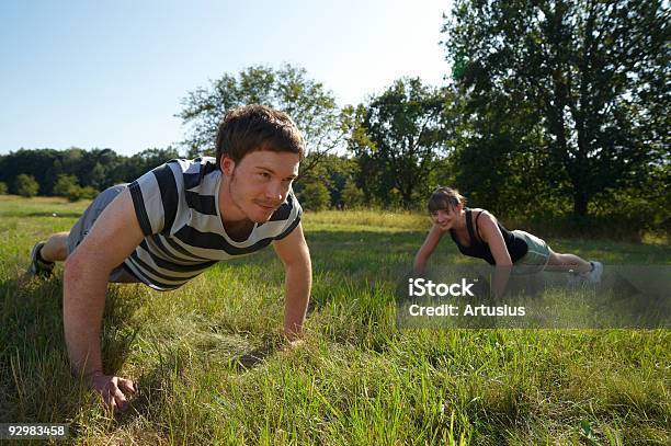 Photo libre de droit de Centre De Remise En Forme Dans La Nature banque d'images et plus d'images libres de droit de Adulte - Adulte, Athlète - Athlétisme, Bien-être