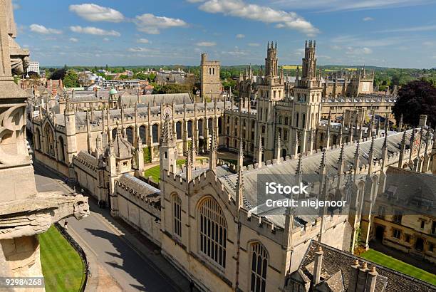 Foto de Vista Da Torre Da Igreja De Saint Mary Inglaterra e mais fotos de stock de Catedral - Catedral, Oxford - Oxfordshire, Ajardinado