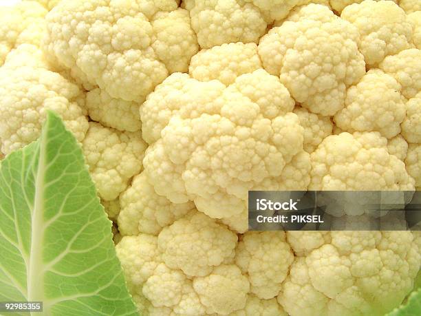 Coliflor Foto de stock y más banco de imágenes de Alimento - Alimento, Blanco - Color, Cocinar