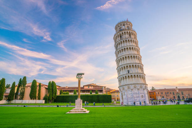 the leaning tower in pisa - tower italy pisa architecture imagens e fotografias de stock