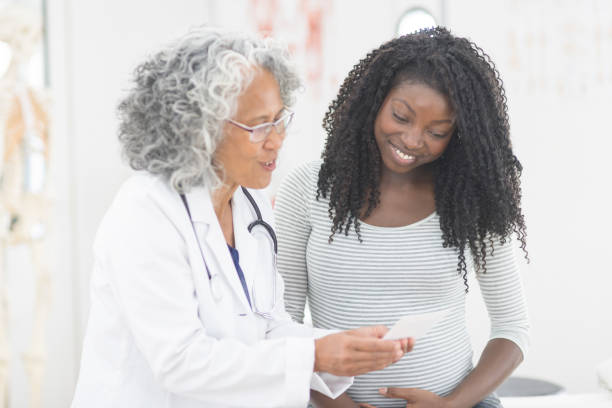 mujer embarazada en consultorio médico - ultrasound human pregnancy ultrasound machine doctor fotografías e imágenes de stock