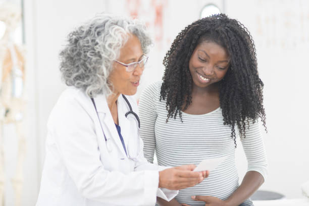 donna incinta in am office medico - ultrasound gynecologist gynecological examination human pregnancy foto e immagini stock