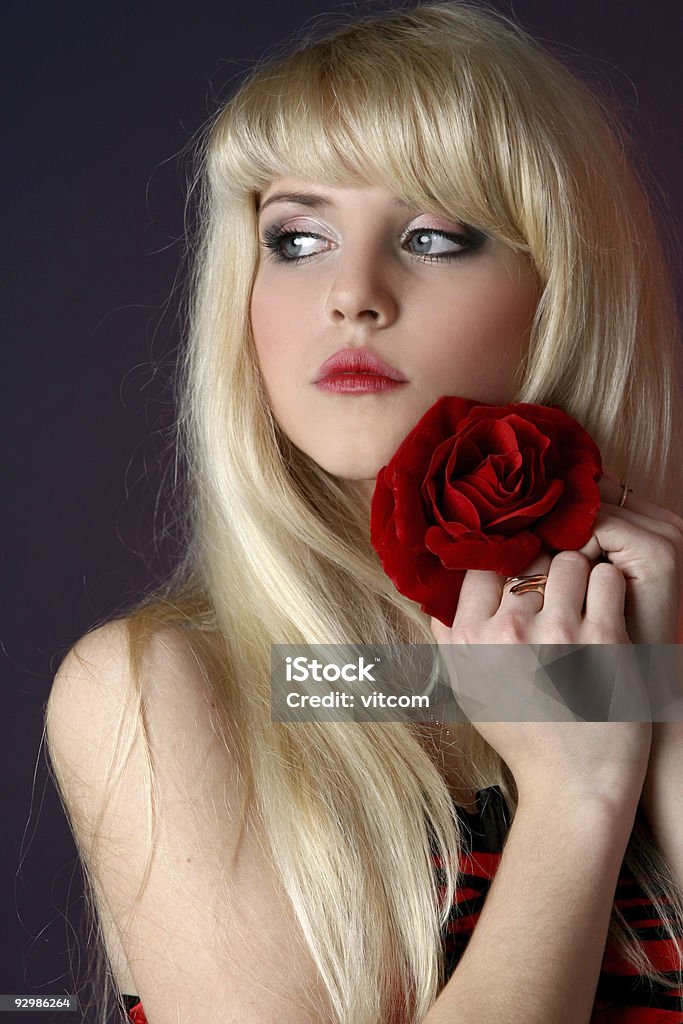 Close-up Ritratto di una Bellissima giovane donna con rosa - Foto stock royalty-free di Adulto