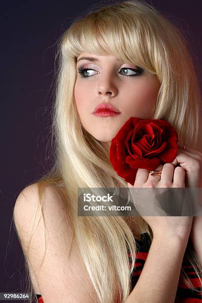 Closeup Ritratto Di Una Bellissima Giovane Donna Con Rosa - Fotografie stock e altre immagini di Adulto