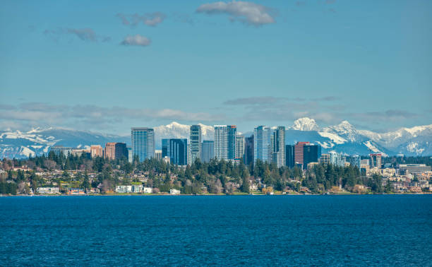 bellevue, washington et des cascades au lac washington - bellevue washington state photos et images de collection