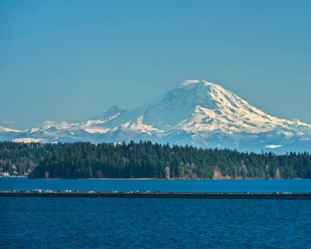 mount rainier i interstate 90 floating bridge w słoneczny dzień - lake washington zdjęcia i obrazy z banku zdjęć